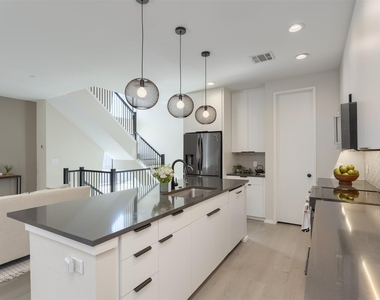 4703 Munger Avenue - Photo Thumbnail 5