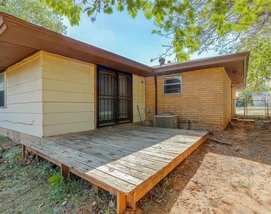 3301 Greenbrier Terrace - Photo Thumbnail 9