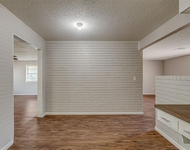 3301 Greenbrier Terrace - Photo Thumbnail 3