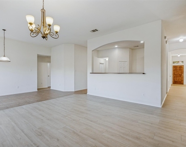 1120 Oakbrook Street - Photo Thumbnail 6
