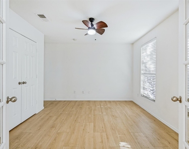 1120 Oakbrook Street - Photo Thumbnail 2