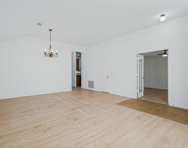 1120 Oakbrook Street - Photo Thumbnail 3
