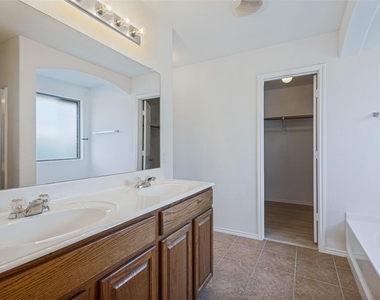 1120 Oakbrook Street - Photo Thumbnail 10