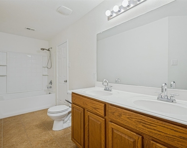 1120 Oakbrook Street - Photo Thumbnail 13
