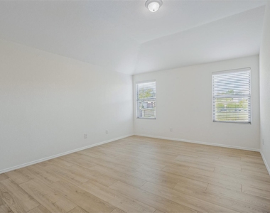 1120 Oakbrook Street - Photo Thumbnail 9