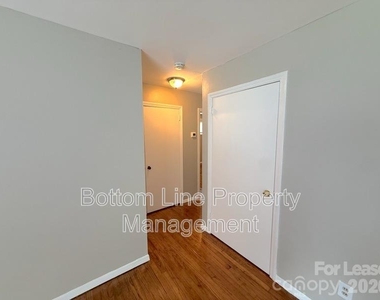 561 Blendwood Drive - Photo Thumbnail 4