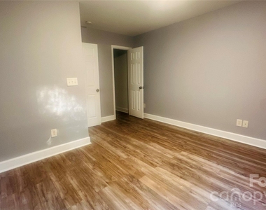 3039 Buckleigh Street - Photo Thumbnail 5