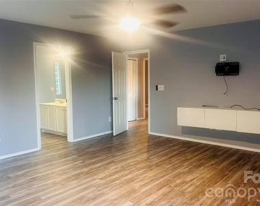 3039 Buckleigh Street - Photo Thumbnail 7
