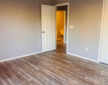 3039 Buckleigh Street - Photo Thumbnail 10