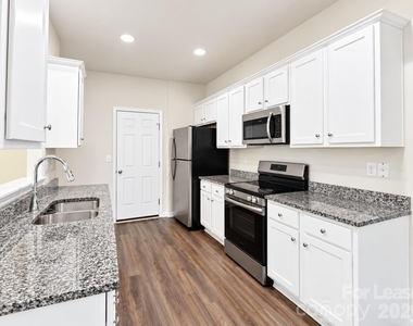 914 Battleground Avenue - Photo Thumbnail 4