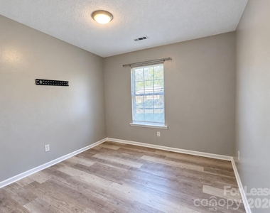 1302 Eagles Landing Drive - Photo Thumbnail 12