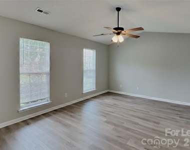 6902 Kentucky Derby Drive - Photo Thumbnail 4