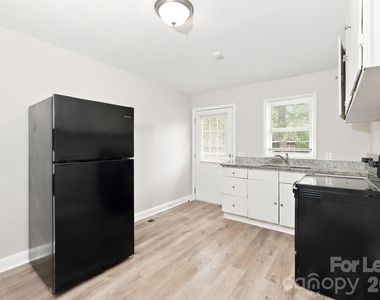 300 Jones Street - Photo Thumbnail 4