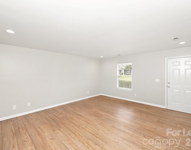 118 Brantley Place Drive - Photo Thumbnail 3