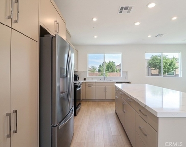 681 S Lyon St - Photo Thumbnail 6