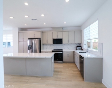 681 S Lyon St - Photo Thumbnail 4
