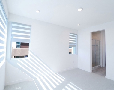 681 S Lyon St - Photo Thumbnail 9