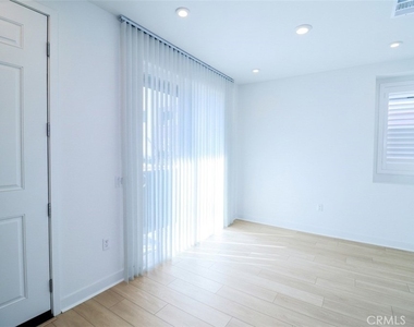 681 S Lyon St - Photo Thumbnail 2