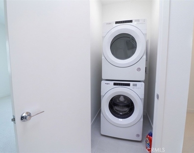 681 S Lyon St - Photo Thumbnail 11