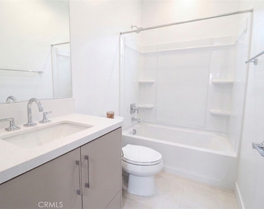 681 S Lyon St - Photo Thumbnail 13