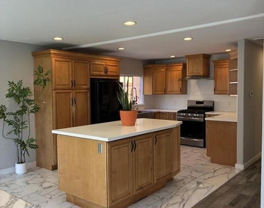 2810 Sherwin Avenue - Photo Thumbnail 3