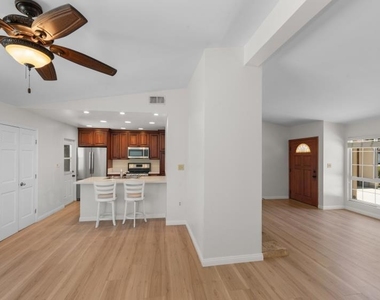 22901 Leadwell Street - Photo Thumbnail 11
