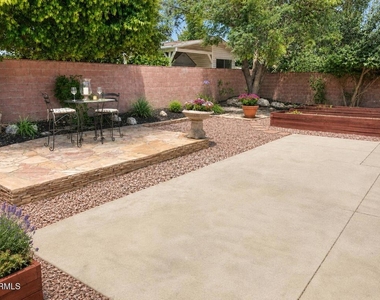22901 Leadwell Street - Photo Thumbnail 5