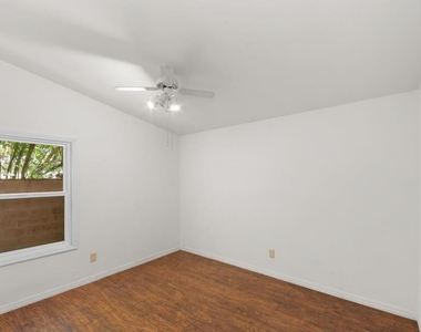 22901 Leadwell Street - Photo Thumbnail 17
