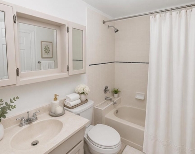 22901 Leadwell Street - Photo Thumbnail 14