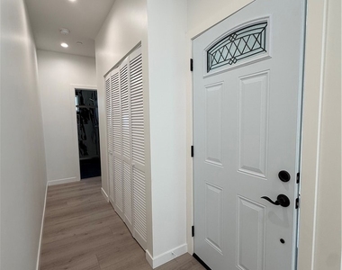 6549 Satsuma Avenue - Photo Thumbnail 4
