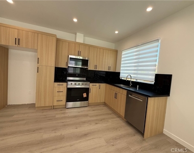 6549 Satsuma Avenue - Photo Thumbnail 2