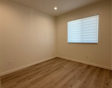 6549 Satsuma Avenue - Photo Thumbnail 9