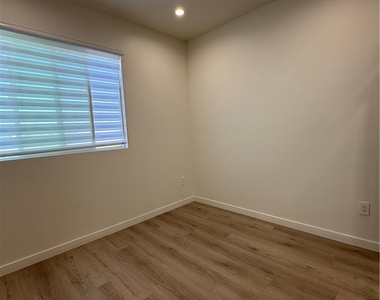 6549 Satsuma Avenue - Photo Thumbnail 7