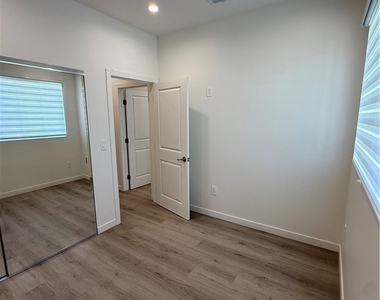 6549 Satsuma Avenue - Photo Thumbnail 8