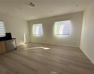 6549 Satsuma Avenue - Photo Thumbnail 3