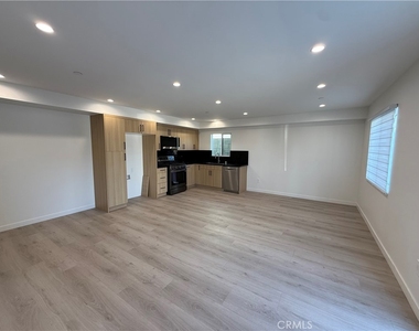 6545 Satsuma Avenue - Photo Thumbnail 2