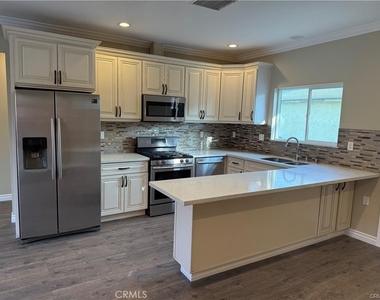 8220 Whitsett Avenue - Photo Thumbnail 2