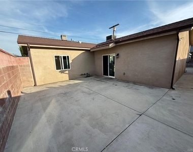 8220 Whitsett Avenue - Photo Thumbnail 14