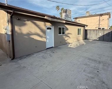 8220 Whitsett Avenue - Photo Thumbnail 13