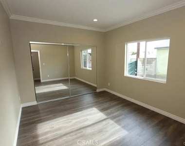 8220 Whitsett Avenue - Photo Thumbnail 10