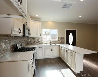 8220 Whitsett Avenue - Photo Thumbnail 1