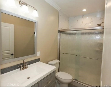 8220 Whitsett Avenue - Photo Thumbnail 9