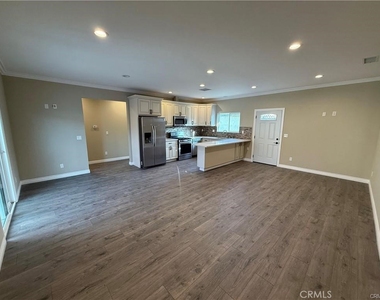 8220 Whitsett Avenue - Photo Thumbnail 3
