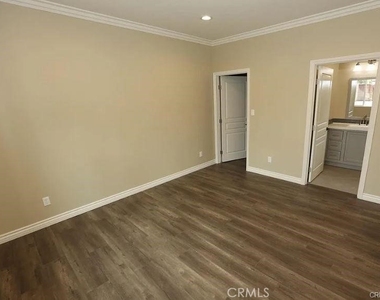 8220 Whitsett Avenue - Photo Thumbnail 4