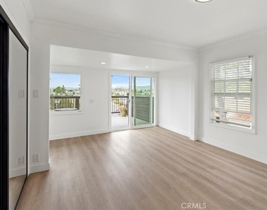 1015 Coronado Terrace - Photo Thumbnail 15