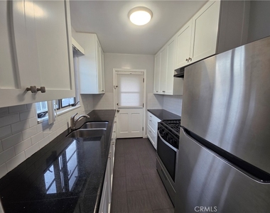 581 Levering Avenue - Photo Thumbnail 5