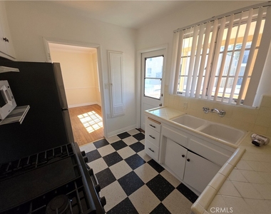 575 Levering Avenue - Photo Thumbnail 8