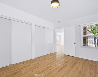 340 Avenue F - Photo Thumbnail 8