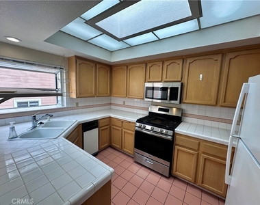 320 N Catalina Avenue - Photo Thumbnail 9