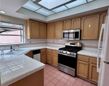 320 N Catalina Avenue - Photo Thumbnail 10